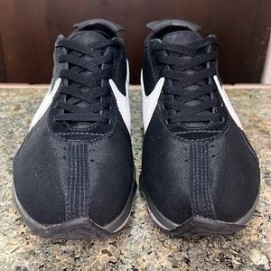 Nike Moon Racer Black Wolf Grey 2018
Size 10.5
Black/White-Wolf Grey-Dark Grey